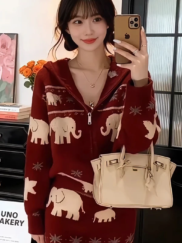 

Elegant Red Knitted Short Skirt Set with Hat Two-Piece Ensemble for Young Women Winter Fashion Age-Defying High Waist Slim Fit