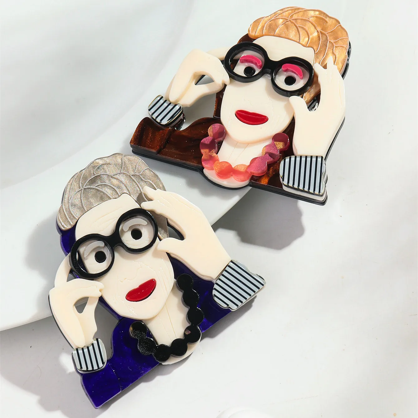 New Cartoon Fashion Glasses Lady Acrylic Brooches for Women Vintage Resin Grandma Badge Lapel Pins Brooch Casual Jewelry Gift