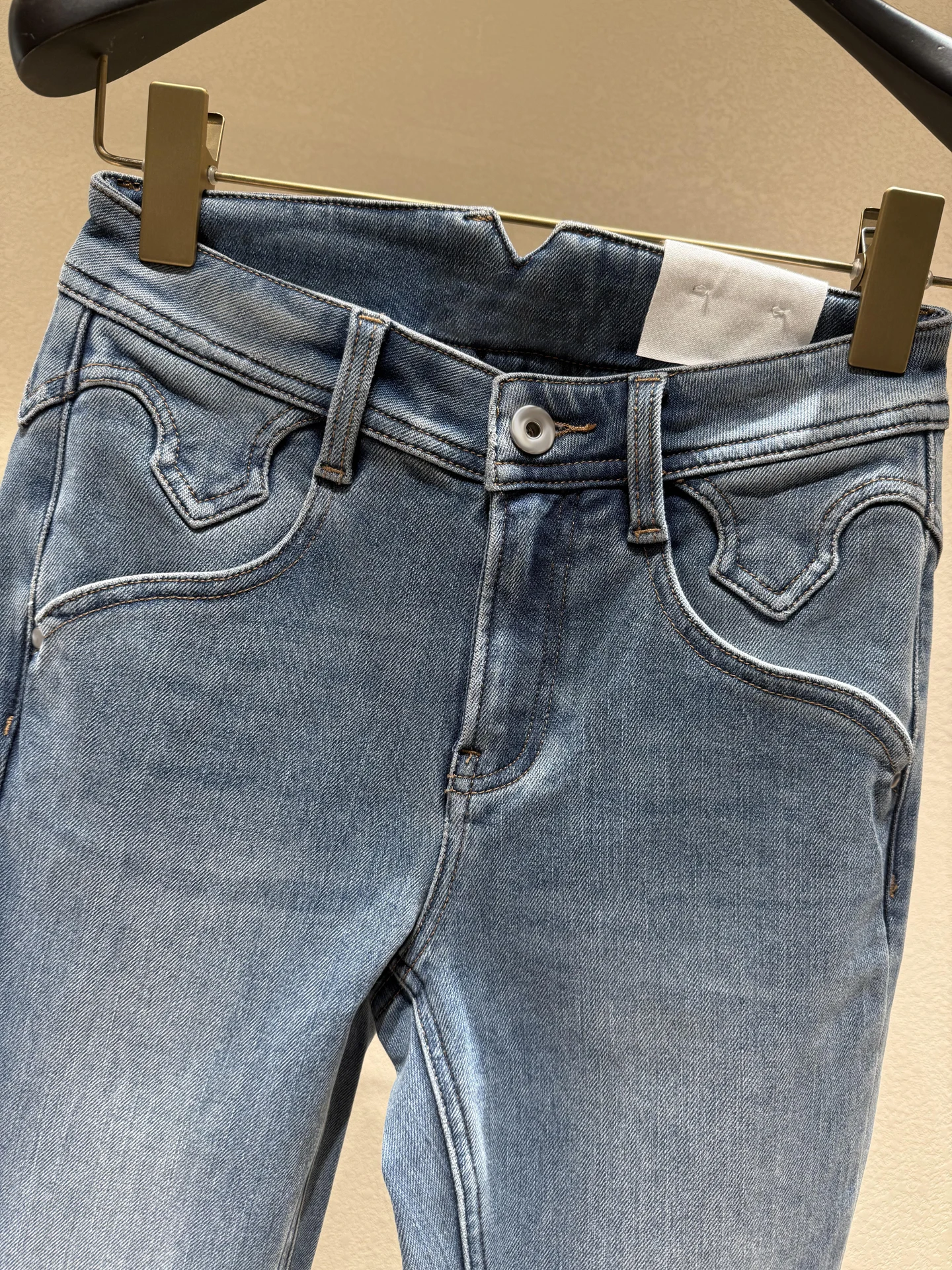 ชุดแฟชั่นฤดูหนาวสำหรับผู้หญิงระดับไฮเอนด์ เสื้อแจ็คเก็ตขนเป็ดเทียมและกางเกงยีนส์ทรงบาน ให้ความอบอุ่น เหมาะสำหรับการเดินทาง ผลิตจากเส้นใยโพลีเอสเตอร์ ปิดด้วยซิป