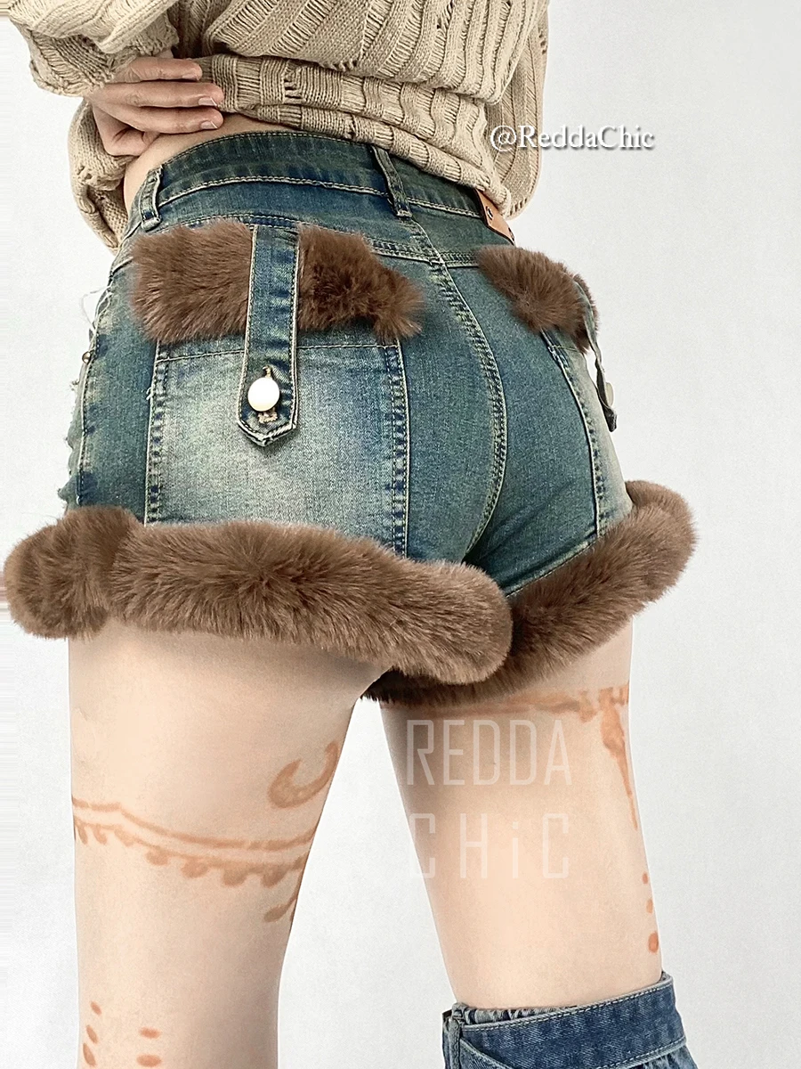 Reddic Y2k celana pendek Denim Fuzzy musim dingin penghangat kaki wanita jahitan bulu palsu lucu robek celana pinggul ramping ketat Streewear Retro