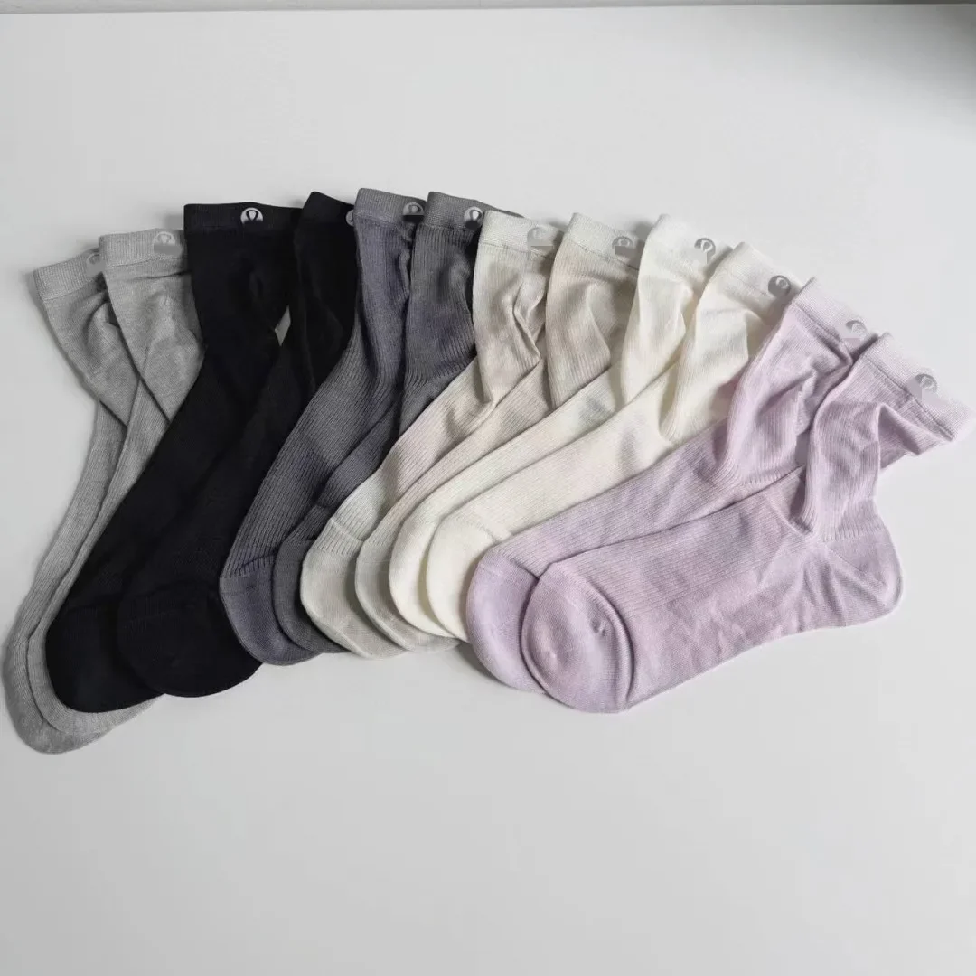 ربيع صيف جديد لولو التوت الحرير رقيقة الأساسية اللون كتلة الإنترنت الجوارب الشهيرة منتصف العجل غزل كومة القطن الرجال الجوارب