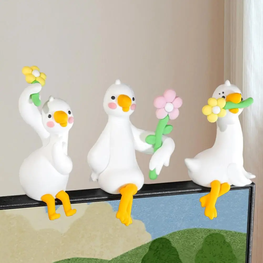 Compact Desk Accessory Mini Duck Pendant Resin Duck Desk Decor Mini Duck Figurine with Flower Ornament Cute Office for Friends