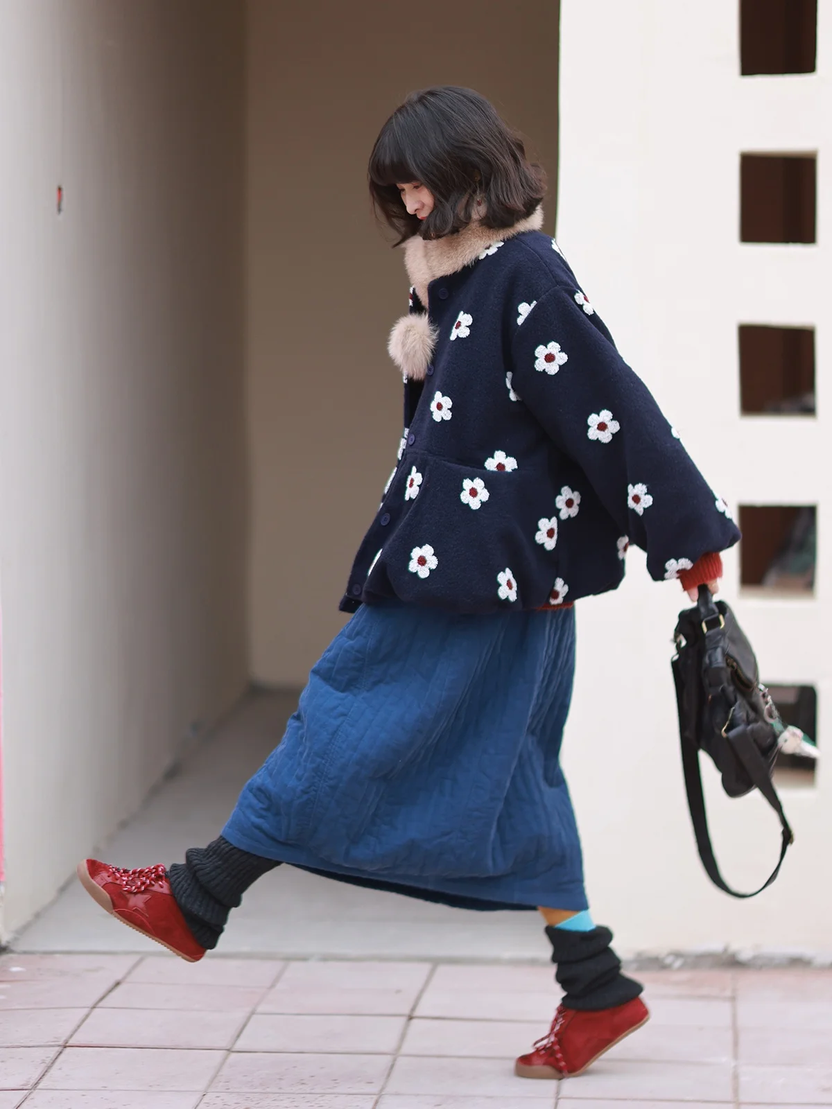 

Новинка: Женское свободное хлопковое пальто оверсайз с художественным цветочным принтом в винтажном стиле для повседневной носки