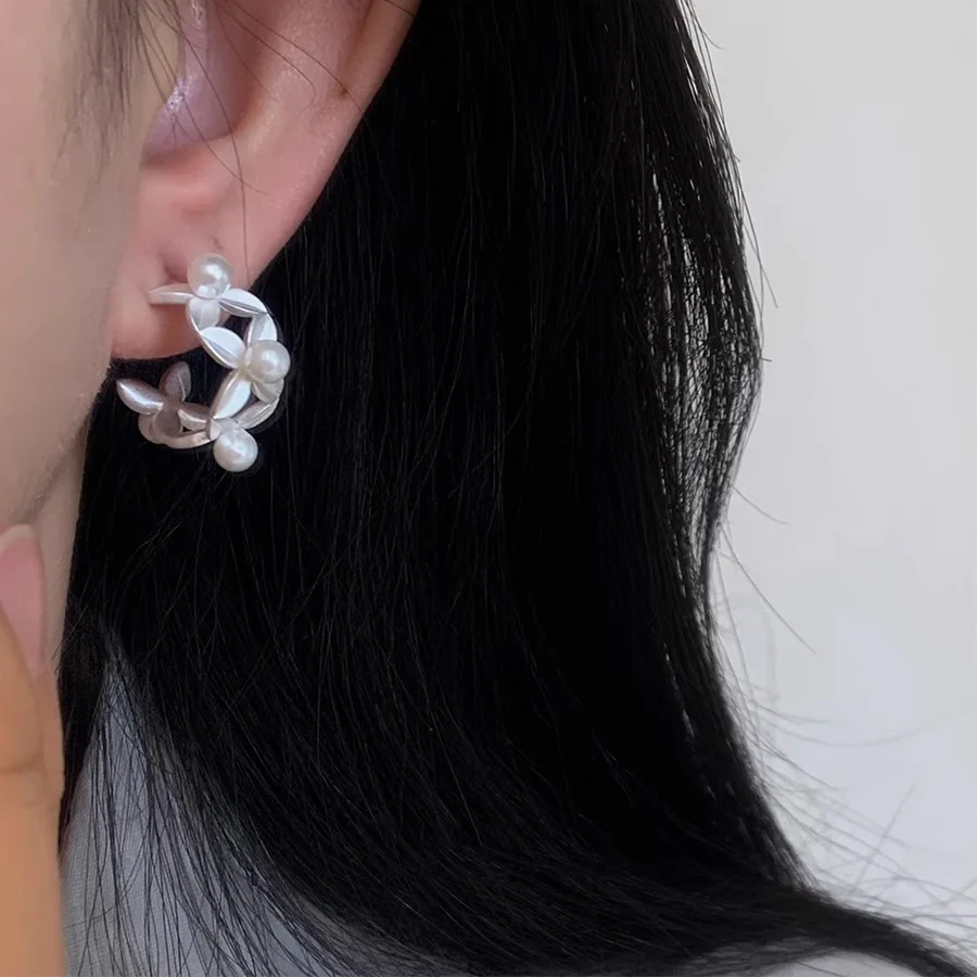 

Pearl Flower C-shaped Ear Stud Earrings For Women Girl Sweet Temperament Simple Trendy Elegant Gentle Anniversary Jewelry Gift