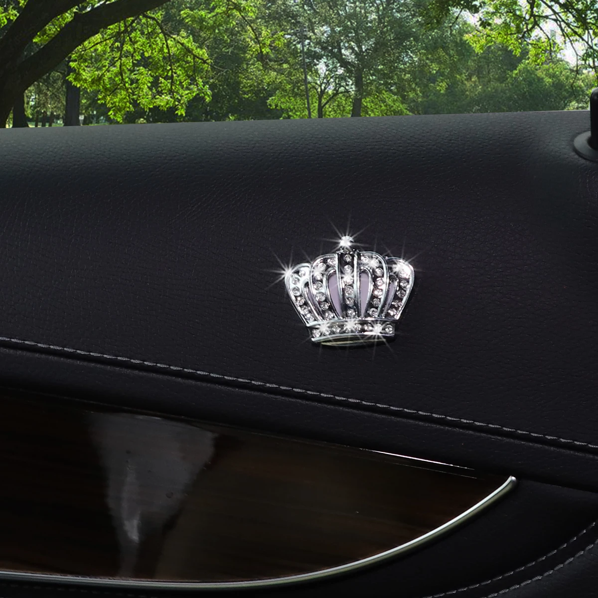 تم وضع علامة على تاجين معدنيين "Blingbling". يتم استخدامهم لملصقات السيارات الداخلية والخارجية، وكذلك لوحة القيادة والباب