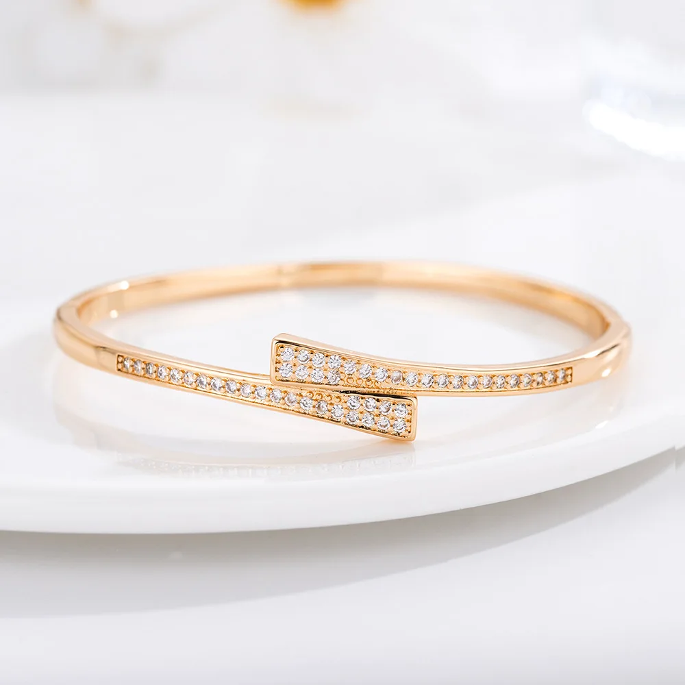 Fashionable Western Cross Bracelet - Micro-Pavé Full-Zircon, Light Luxury Niche High-End Daily Accessory