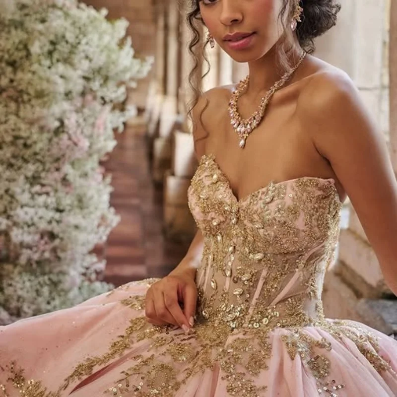 

Розовые платья Quinceanera по индивидуальному заказу с открытыми плечами, золотистая блестящая наклейка, длинный хвост, многослойное платье с кристаллами Vestido 15, Quinceanera