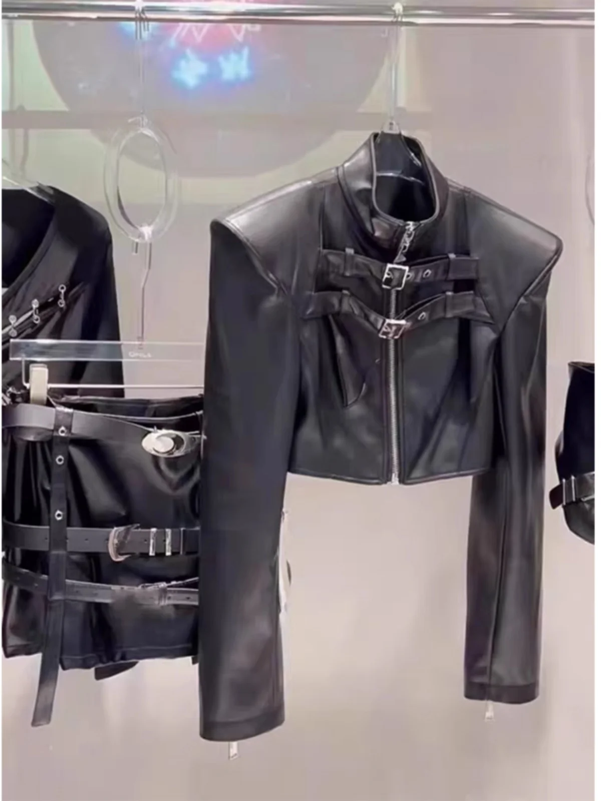 

Куртка женская из искусственной кожи в американском уличном стиле, черно-белая, с объемными плечевыми накладками, весна 2026