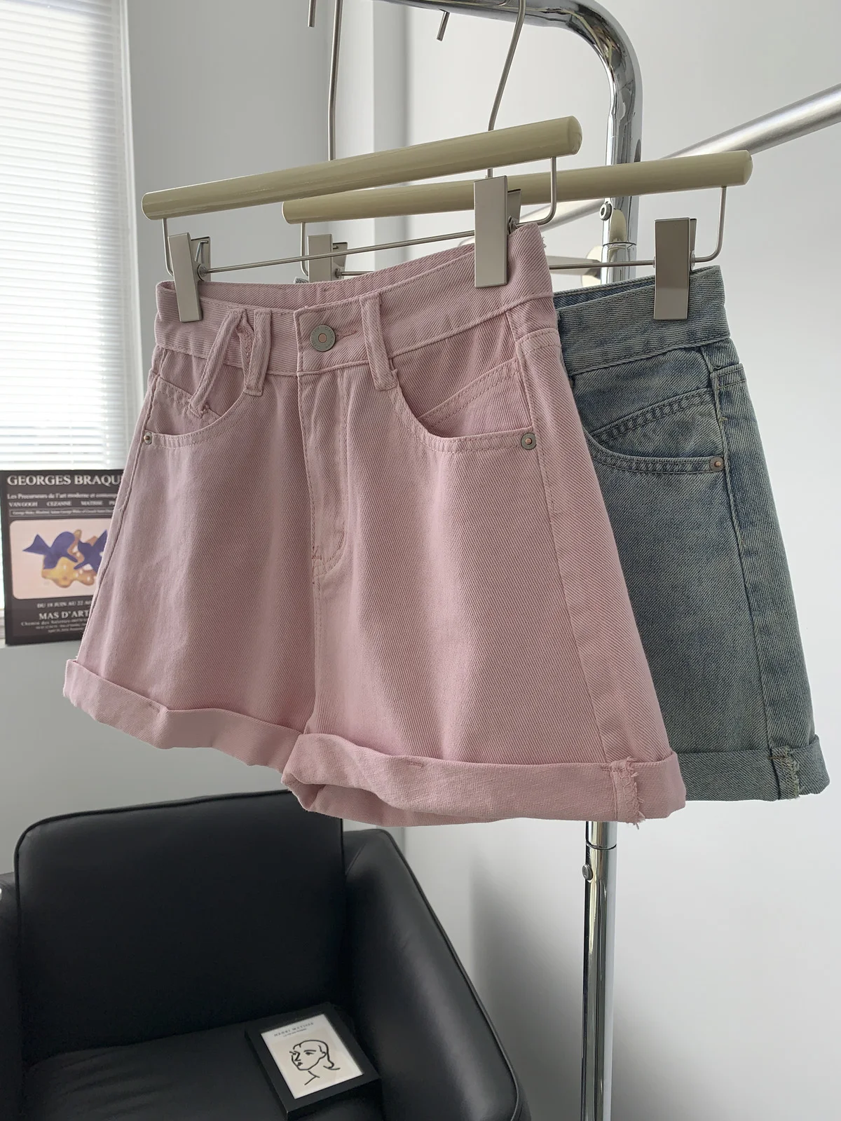 

Большие размеры 300, сумка с высокой талией, широкие джинсовые орты с манжетами, женские летние свободные повседневные мясные скрывающие похудение 240 Pou