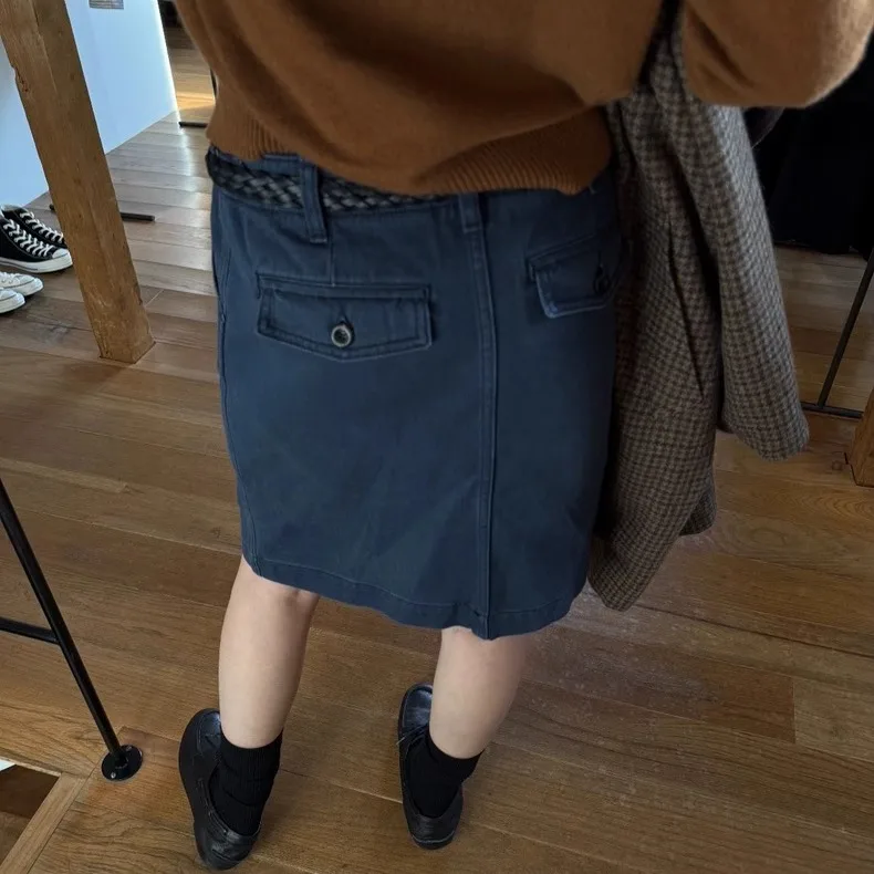 Spódnica damska o kroju litery A, z wysokim stanem, do pracy, elegancka, codzienna, o prostym kroju, w jednolitym kolorze, uniwersalna, model Barnet Eight Milk.