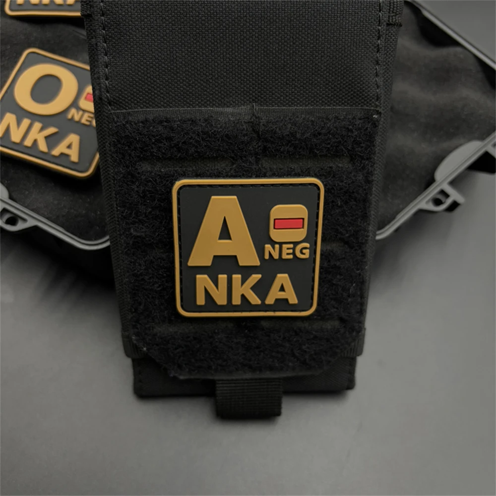 1 Stück Blutmuster-Aufnäher aus 3D-PVC-Material mit Hakenschnalle auf der Rückseite, geeignet für Taschen, Rucksäcke, Westen und dekorative Kimono-Stickenaufnäher