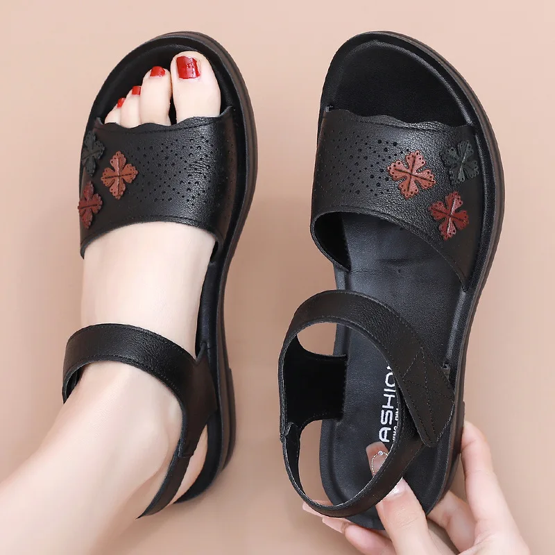 Sepatu musim panas mode sandal wanita Non-Slip sol lembut sepatu ibu kulit sandal Roma wanita luar ruangan datar sandal wanita