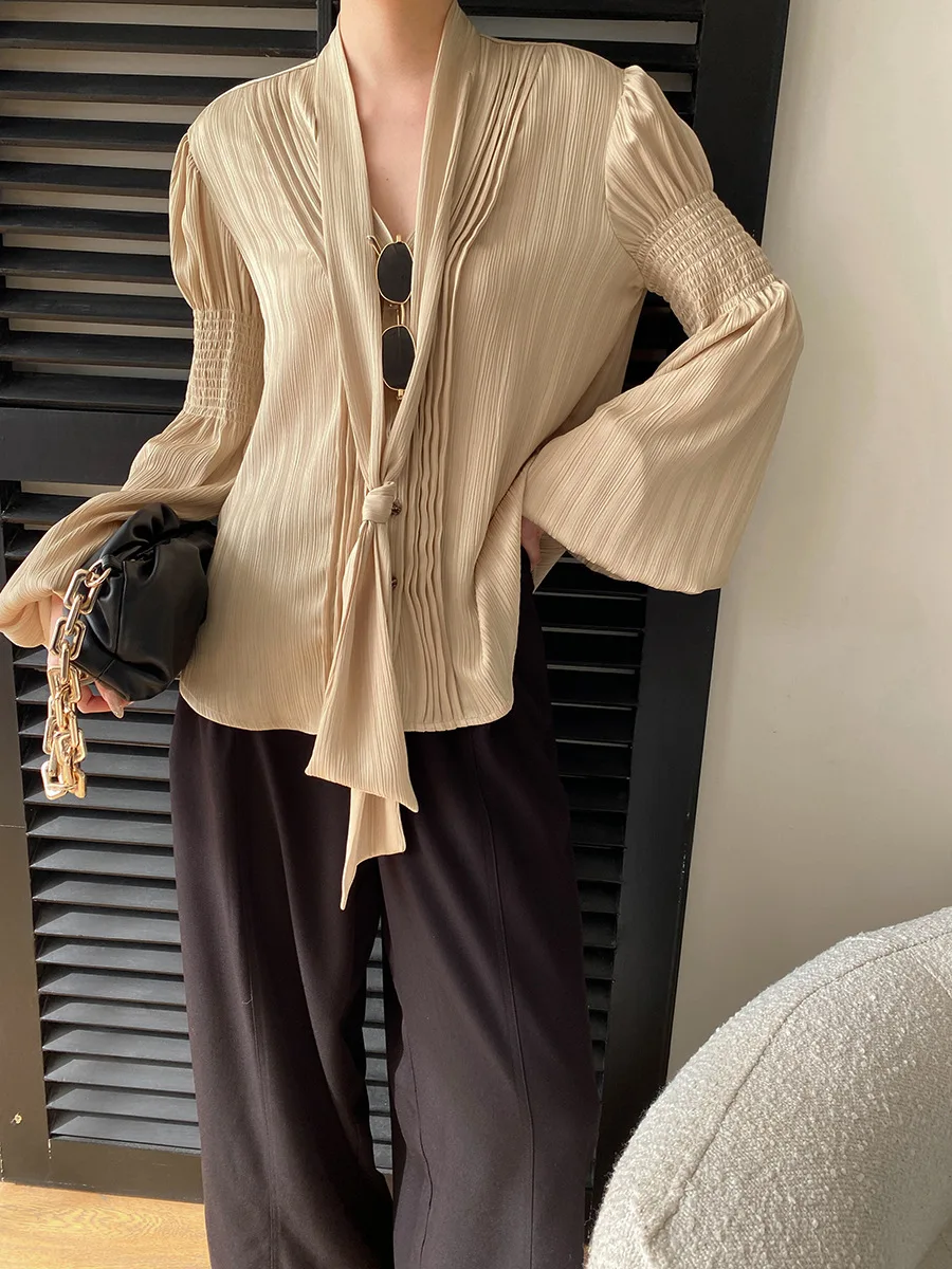 

Весенне-летняя женская повседневная однотонная рубашка с V-образным вырезом, лентами и плиссированной текстурой, с рукавами-фонариками.