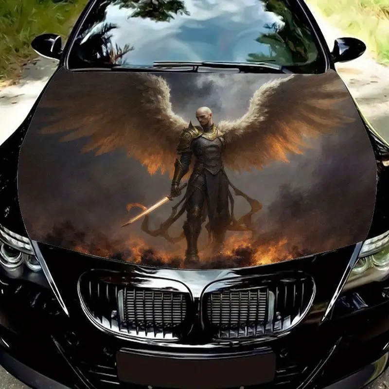 

Наклейка на капот автомобиля с изображением лысого гуманоидного воина, с темной декоративной броней и позолоченной отделкой, горящим длинным мечом, тотемом крыла и грозой.