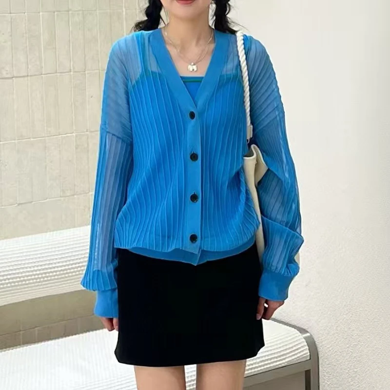 25 سترة محبوكة شفافة قليلاً مخططة عمودية جديدة برقبة على شكل حرف V، قابلة للتنفس، مريحة، فضفاضة وواقية من الشمس