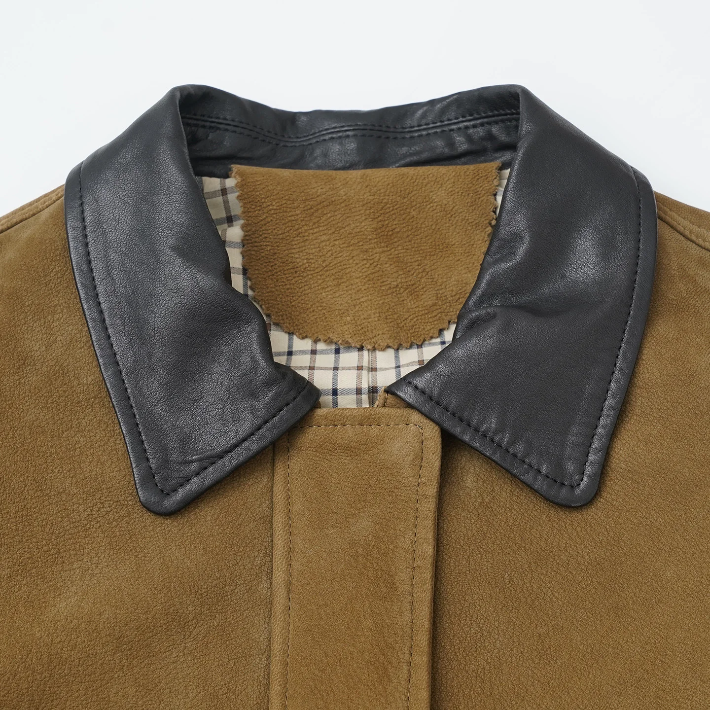 Damska kurtka średniej długości o luźnym kroju z kołnierzem w bloki kolorów z owczej skóry shearling.