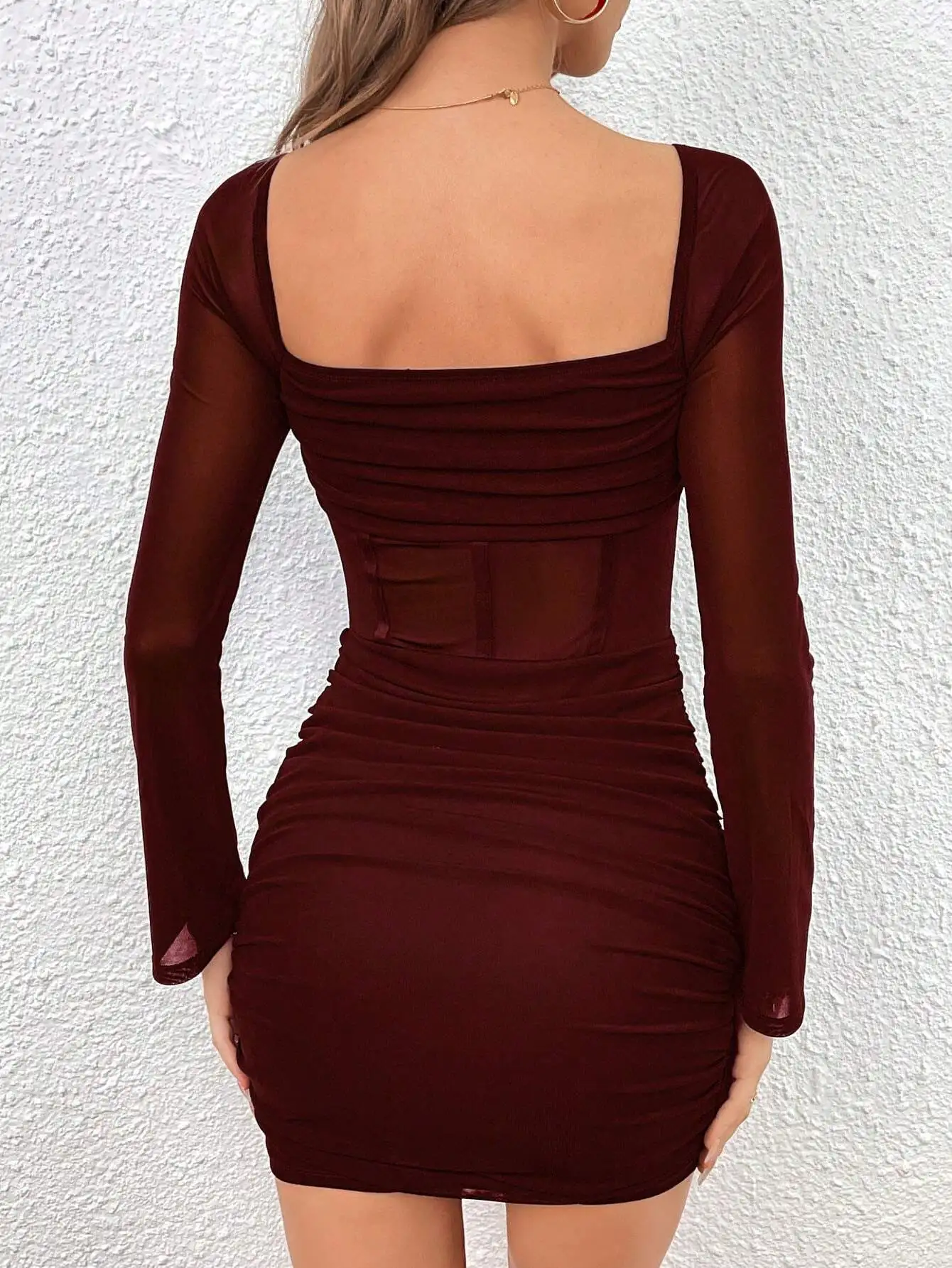 Robe moulante courte à manches longues en maille transparente bordeaux