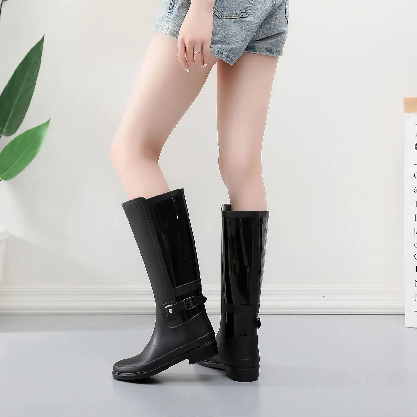 

Fashionable women's solid-color rain boots with buckles, high shaft rain shoes that are anti-slip and waterproof