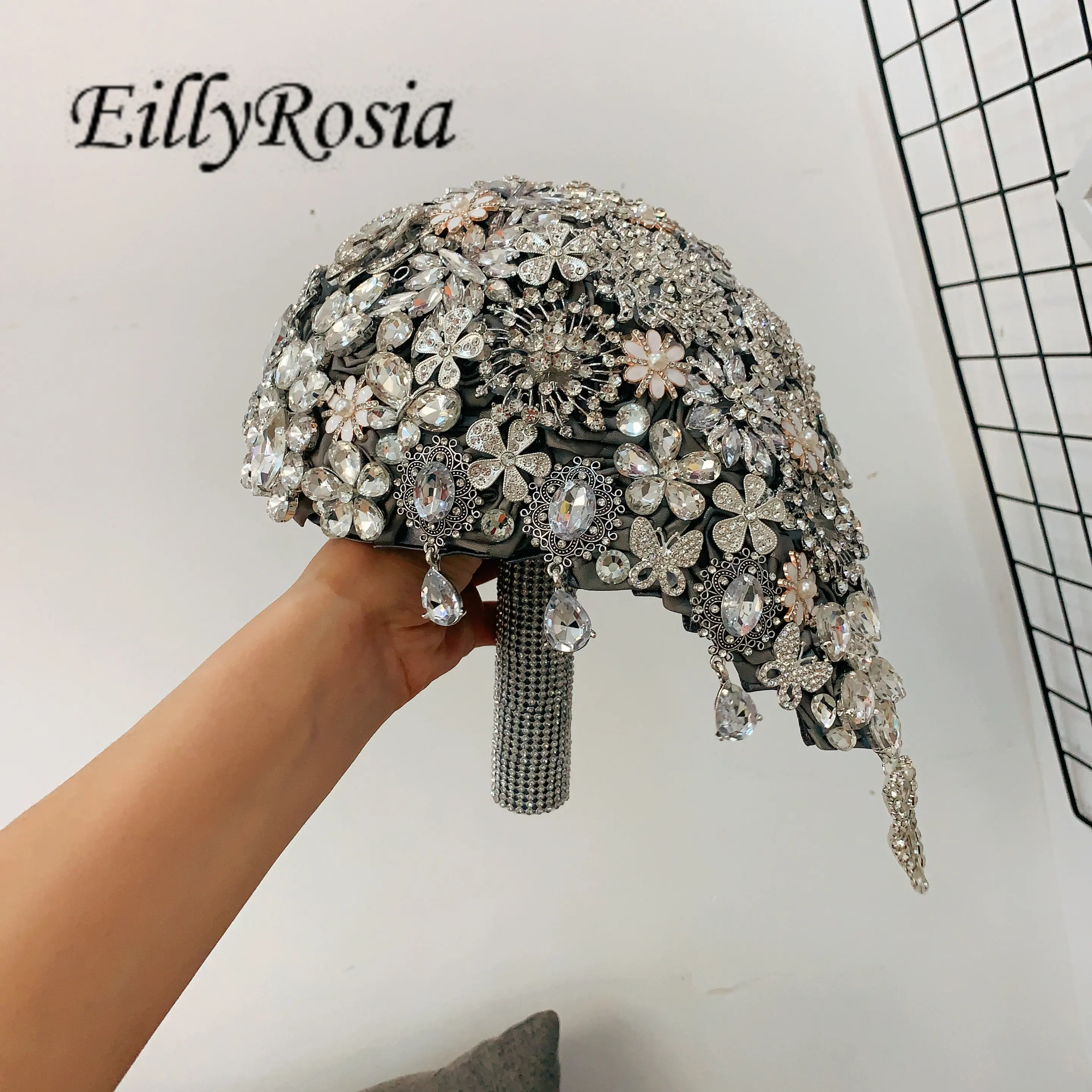 EillyRosia su ordinazione spilla di lusso Bouquet cristalli d'argento scintillanti Bouquet da sposa a goccia per rose di raso da sposa personalizzate