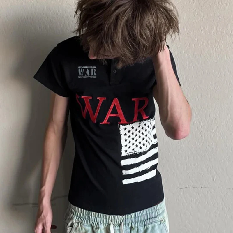 النمط الأوروبي والأمريكي 2025 الرجال تي شيرت ريترو قميص بولو مع نمط الحروف Harajuku Y2K شارع العليا القوطية الشرير الهيب هوب #3