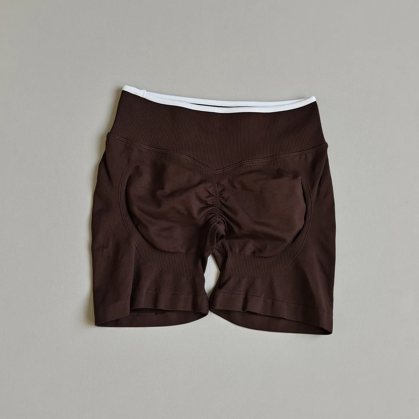 Hochtaillierte Yoga-Shorts mit Pfirsich-Po-Effekt, nahtlose Bauchkontrolle, atmungsaktive, schnelltrocknende Sportshorts für Laufen und Fitness. – Detail 6
