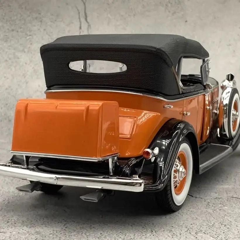 Auto World 1/18 1932 Cadillac V16 Sport Phaeton Legierungsautomodell