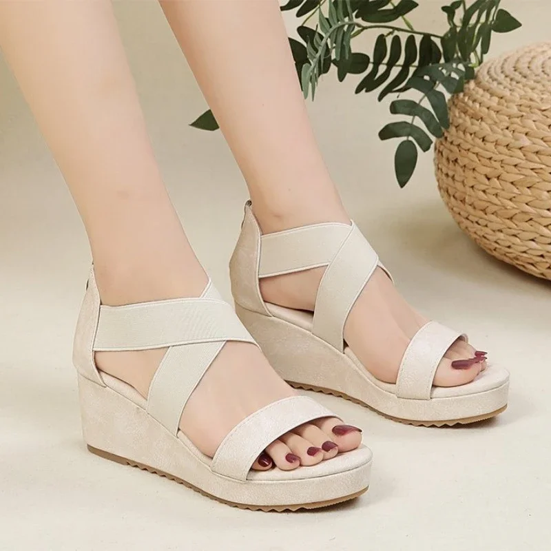 Designerskie sandały damskie 2024 Summer Roman Casual Office Wedges Sandals Fashion Black High Heels Thick Sole Ladies Plus Size Shoes