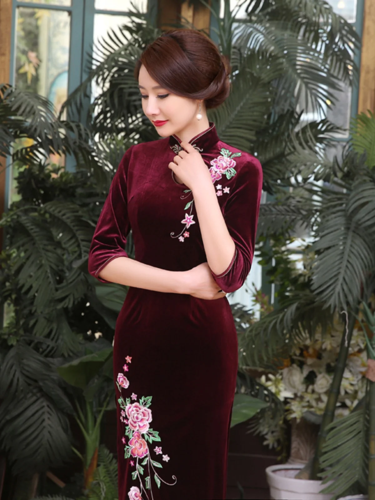 

Традиционное китайское платье-ципао для женщин: облегающее, средней длины, с цветочным принтом в ретро-стиле