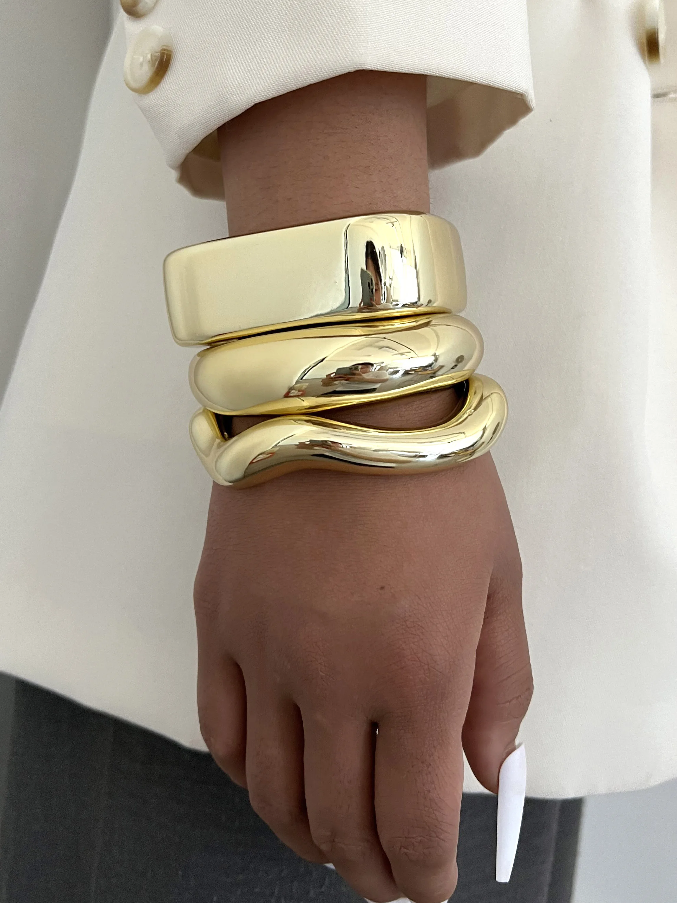 مجموعة أساور مفتوحة من الراتنج باللون الذهبي مبالغ فيها ومزخرفة مكونة من 3 قطع للنساء، مناسبة للارتداء اليومي والحفلات والمواعيد وحفلات الزفاف والمهرجانات وكهدية #2