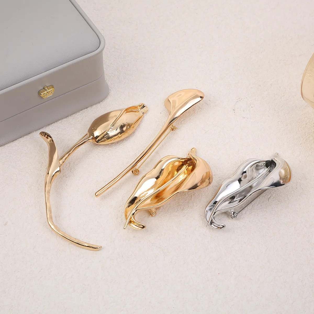 Metall-Ginkgoblatt-Broschen für Damen, leichter Luxus, vielseitige Broschen-Accessoires, extravagant, modisch, glänzendes Design, Anzug-Anstecknadeln