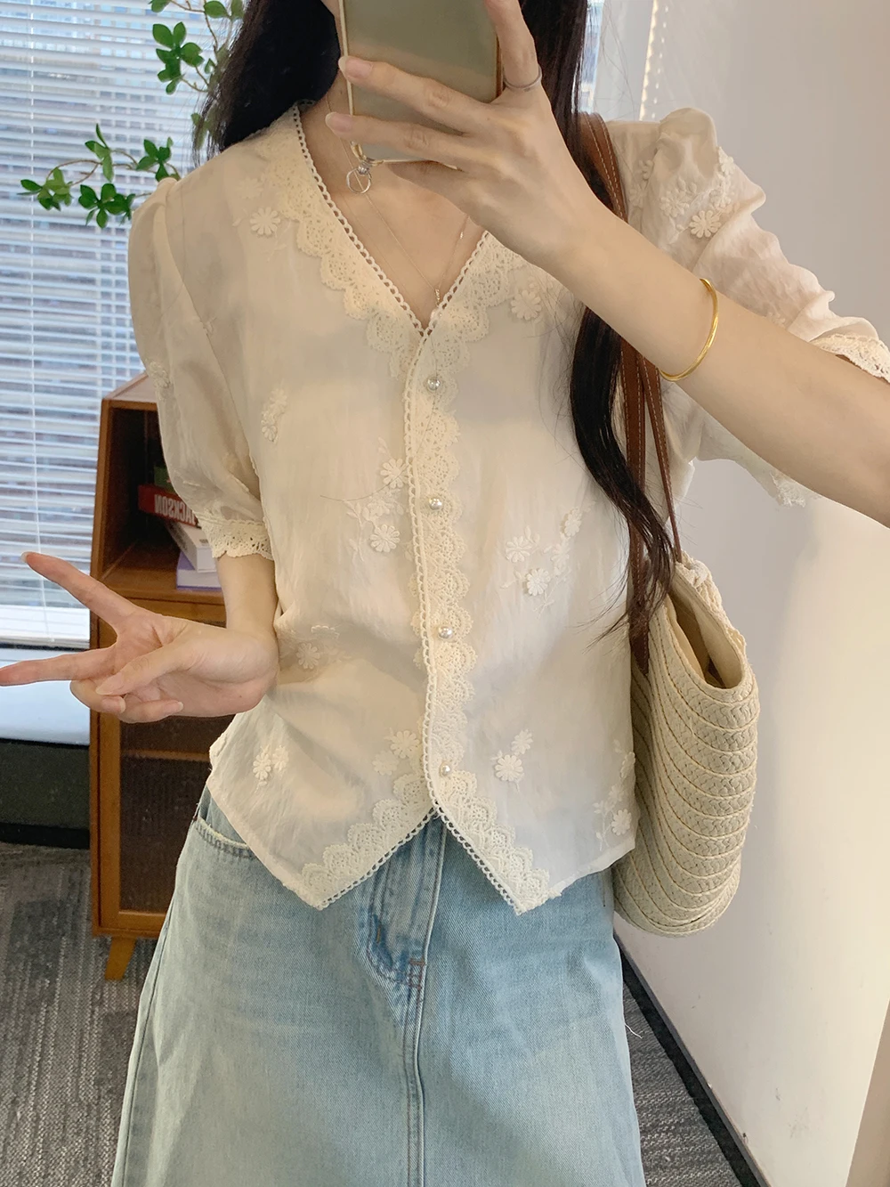 

Amy Korean Sle V-Ne Lace Embroidery Hook Flower ort Sve irt Women's Small irt Commute Sle Loose Fit Pure Color