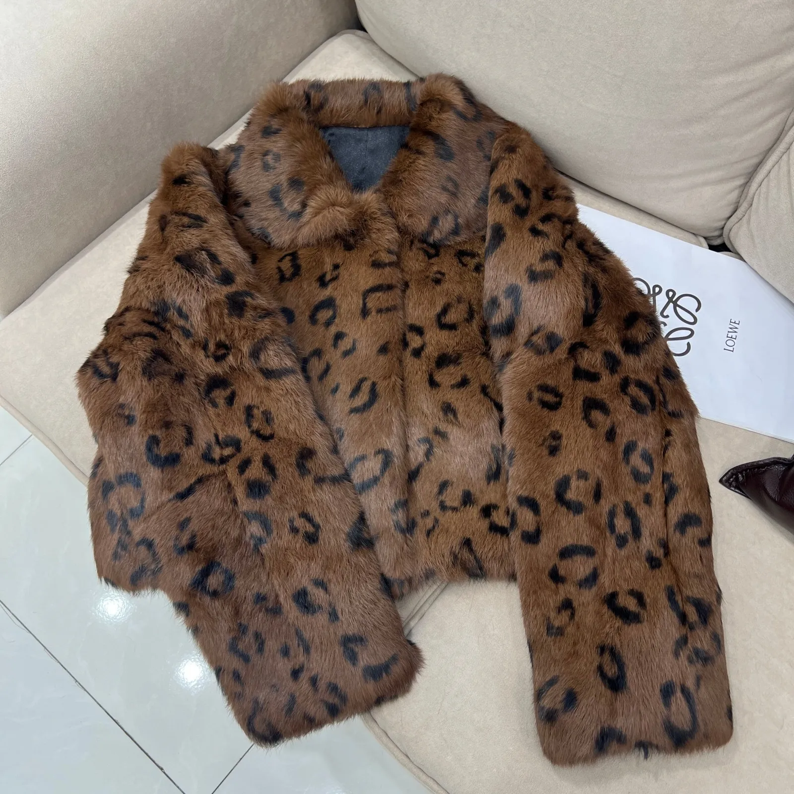 Luxuriöser Echtkaninchenfellmantel für Damen, Braun mit Leopardenmuster, Winter-Warmjacke aus Naturfell, Modischer Outdoor-Kurzmantel, Dick und Flauschig – Detail 13
