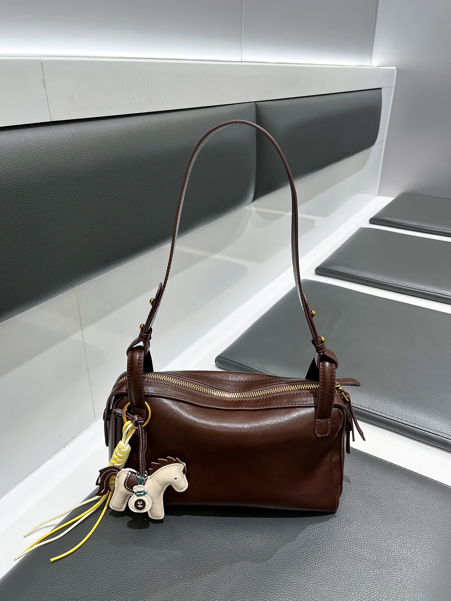 sac-a-bandouliere-en-cuir-veritable-pour-femme-sacoche-de-banlieue-sac-a-main-souple-grande-capacite-sac-boston-en-forme-de-coussin-nouveau-modele-2026
