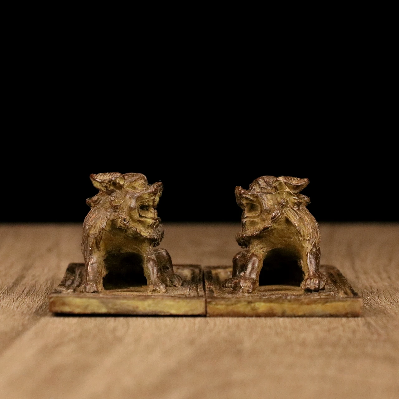 Premium Alloy Lion Figurine - Decorative Ruler for Home Decor, Perfect for Car Entrances, Tea Tables, and Living Room Accents
