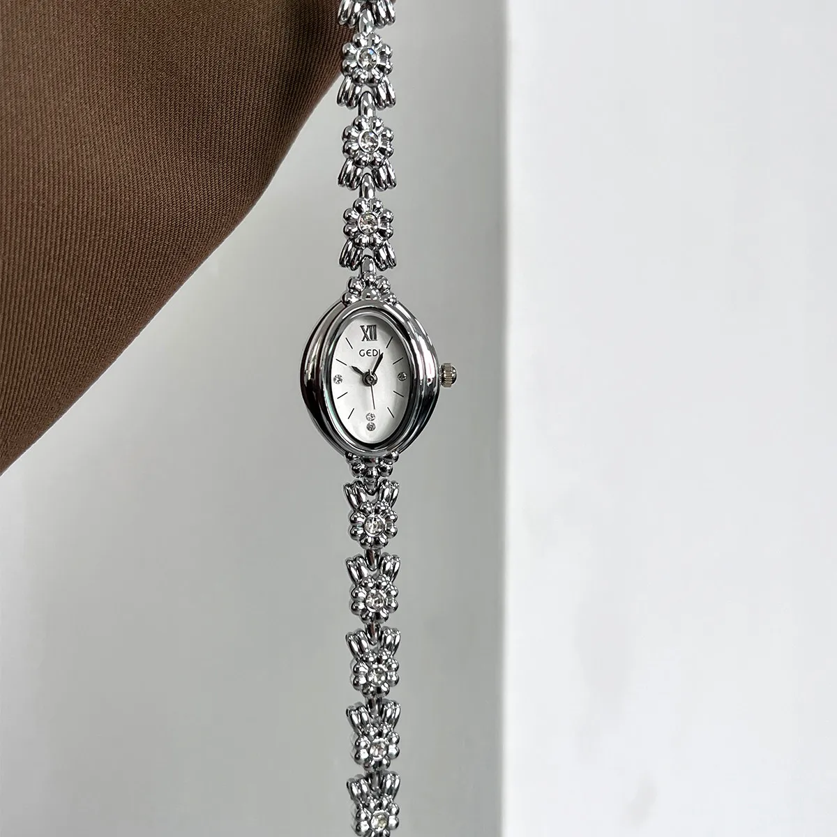 New Women'S Bracelet Watch With An Oval Dial, Stylish And Compact Design, And High-End Appearance. A Perfect Gift For Ladies.