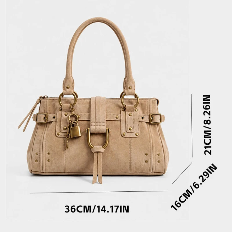 Rechteckige Handtasche, Damen-Tragetasche mit Goldschnalle, Nietenverzierung und Schlüsselanhänger, Winterliche Vintage-Umhängetasche in Unifarbe – Detail 1