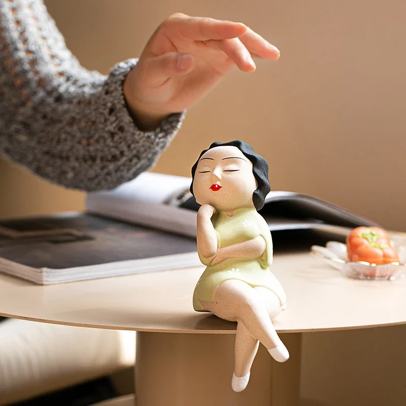 

Jingdezhen ceramic character ornaments, ladies cheongsam women, retro desktop decorations in the living room