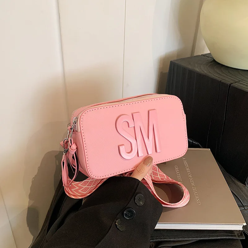 

Новинка 2023 года, женская сумка для камеры с буквенным принтом, текстурированная маленькая квадратная сумка, повседневная трансформируемая сумка через плечо и через плечо для повседневного использования