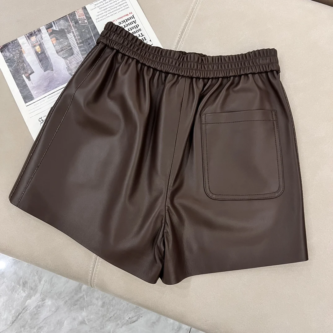 Damen-Shorts aus Schaffell mit Perlen
