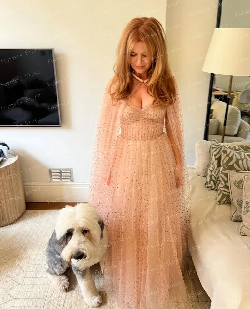 ชุดเดรสสีพีชสวยสง่า แขนยาว คอวีลึก ประดับด้วยลูกปัดละเอียดอ่อน ผ้าพลิ้วไหว เหมาะสำหรับงานพิธีการอย่างเป็นทางการ