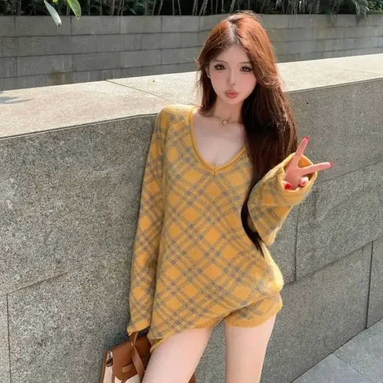 Two-Piece Yellow Diamond Lattice V-Neck Off-The-Shoulder Long-Sleeved Sweater Shorts 2024 Autumn Winter New Korean Version Suit