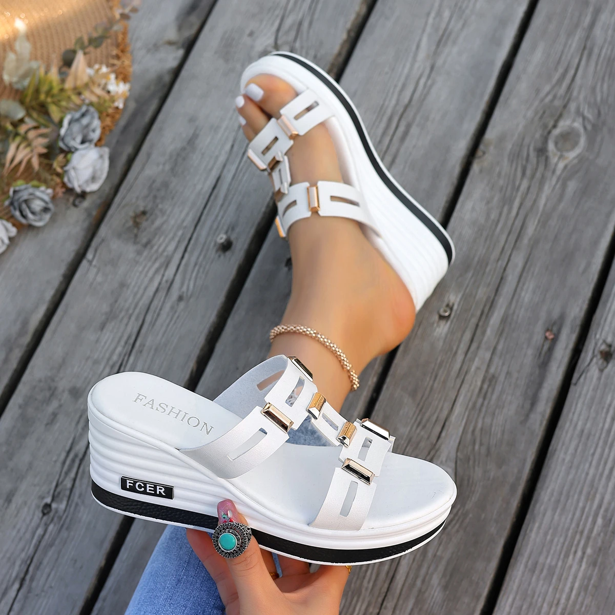 

Новые женские сандалии 2026 года, большие размеры, в римском стиле, с открытым носком, пляжные шлепанцы на танкетке, удобные уличные туфли без застежек для женщин