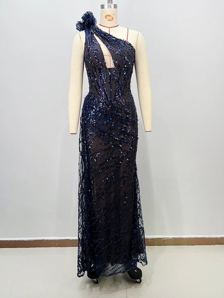 VC فستان طويل بتصميم متوهج من الترتر الشبكي باللون الأزرق الداكن بكتف واحد مع تصميم مقصوص