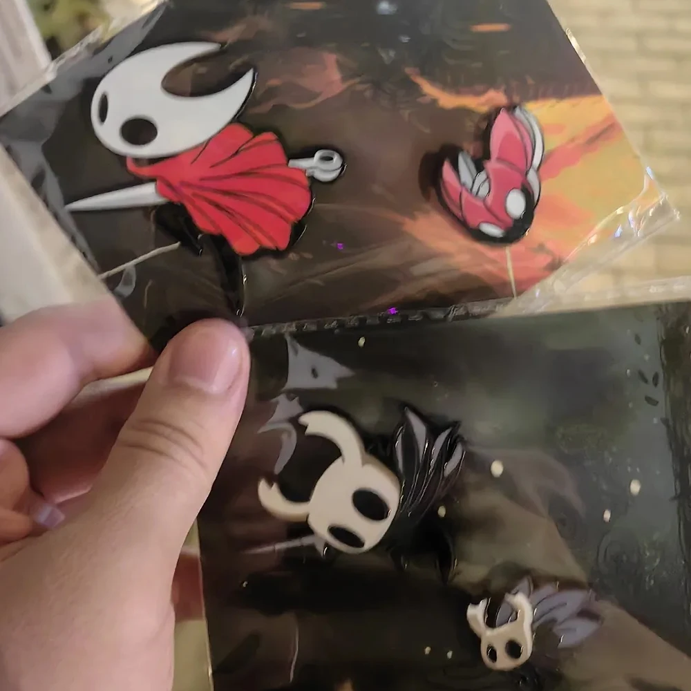 لعبة هولو نايت: Silksong الدبور Cospaly شارة دبابيس معدنية الكرتون الشكل دبابيس ظهره الديكور للجنسين تجهيزات حفلة الهالوين