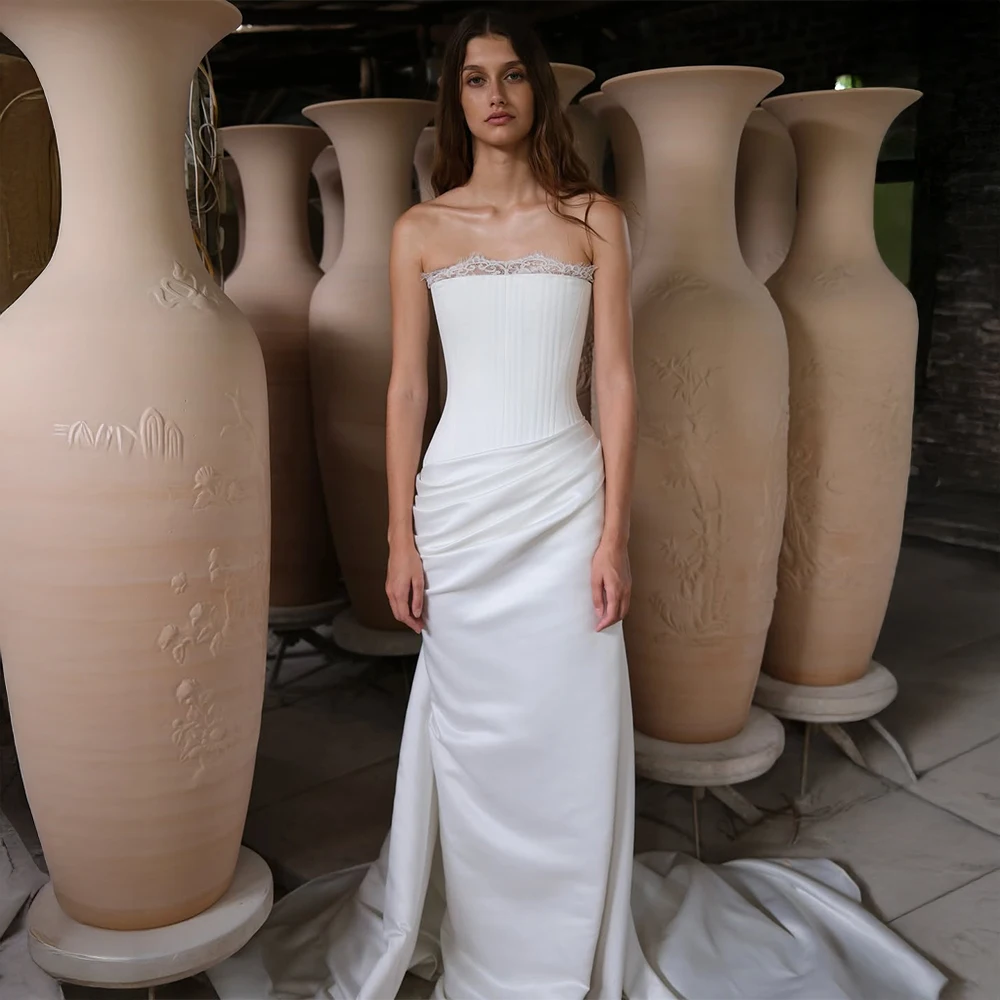 

Customized Strapless Lace-Trimmed Satin Mermaid Wedding Dress with Ruched Detail Elegant Fitted Bridal Dress for Luxury Weddings