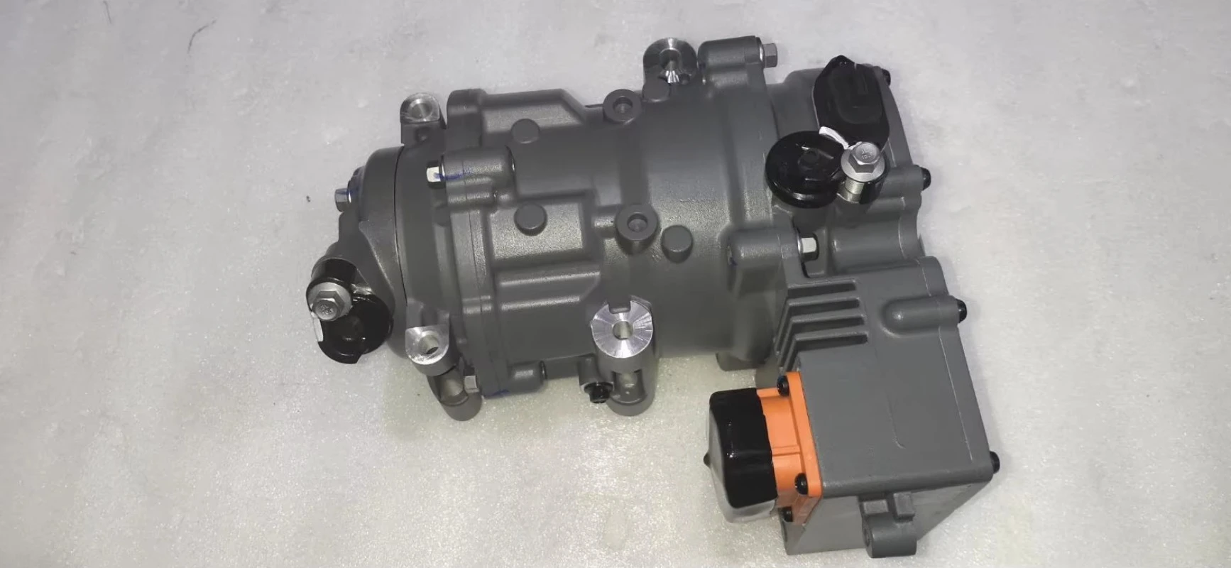 New for  Atto 3 Yuan Plus Electric Compressor Assembly EM2EUL-8103020 Electric Air Conditioning Compressor Car Parts