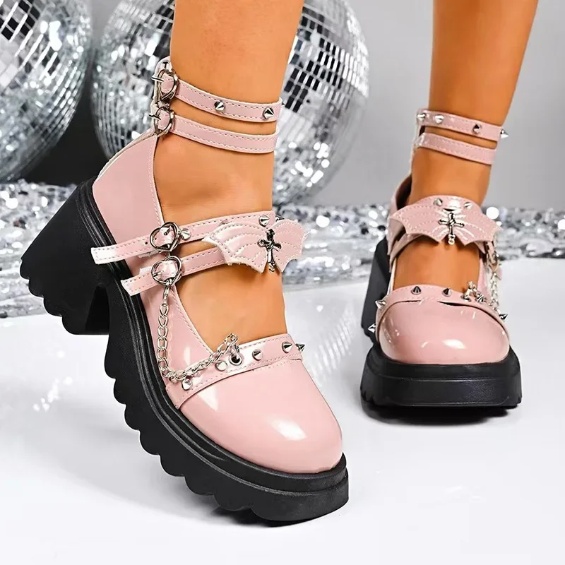 

Розовые туфли-лодочки на танкетке в стиле Лолиты для женщин, туфли Мэри Джейн на массивной платформе с заклепками и металлической цепочкой, униформа на толстой подошве с пряжкой на щиколотке