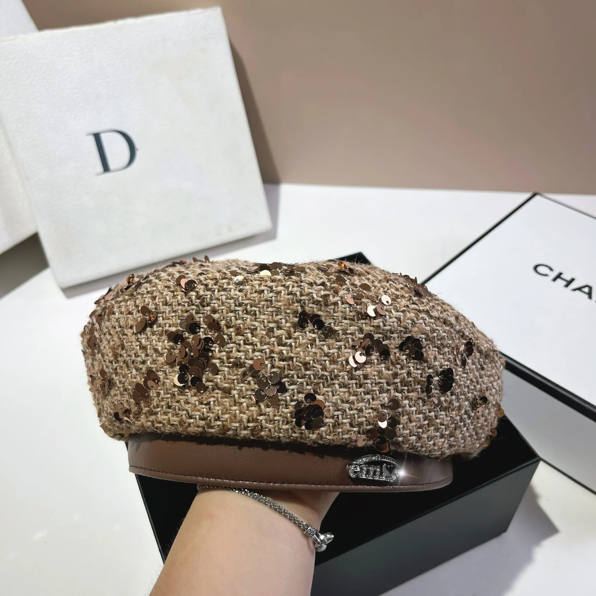 

Tweed Beret with Rhinestones - Vintage Newsboy Cap Winter Fashion, Star-Style Flat Cap for Women, Waterproof & Warm