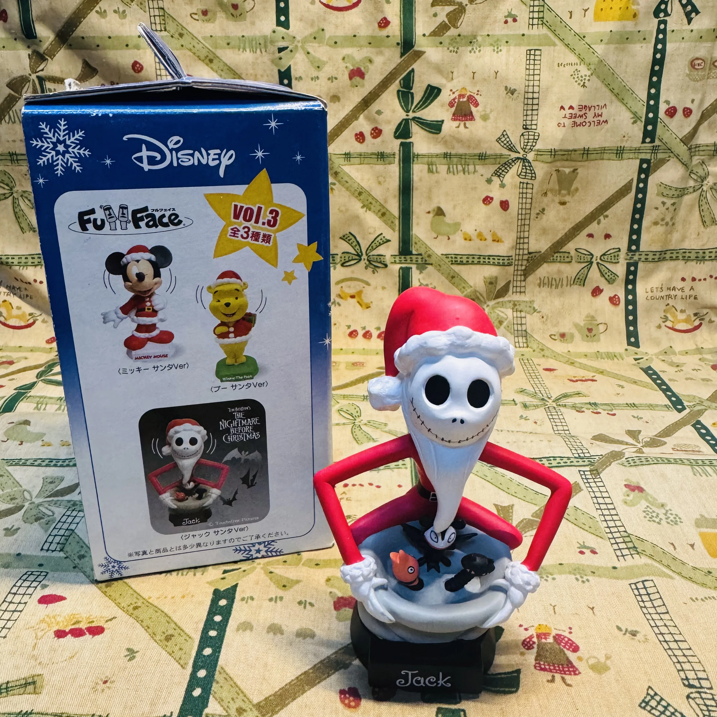 Diseño articulación de cabeza, detalle preciso de película, ambiente festivo, modelo Jack Skellington, juguete ornamental de estatuilla con pompón de regalo TNBC