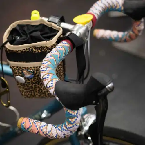 Imagen 2 del producto Cinta de manillar trenzada de arcoíris para bicicletas de carretera, estilo étnico, antideslizante, absorbente de golpes, cinta envolvente de agarre EVAComfort, accesorios de ciclismo